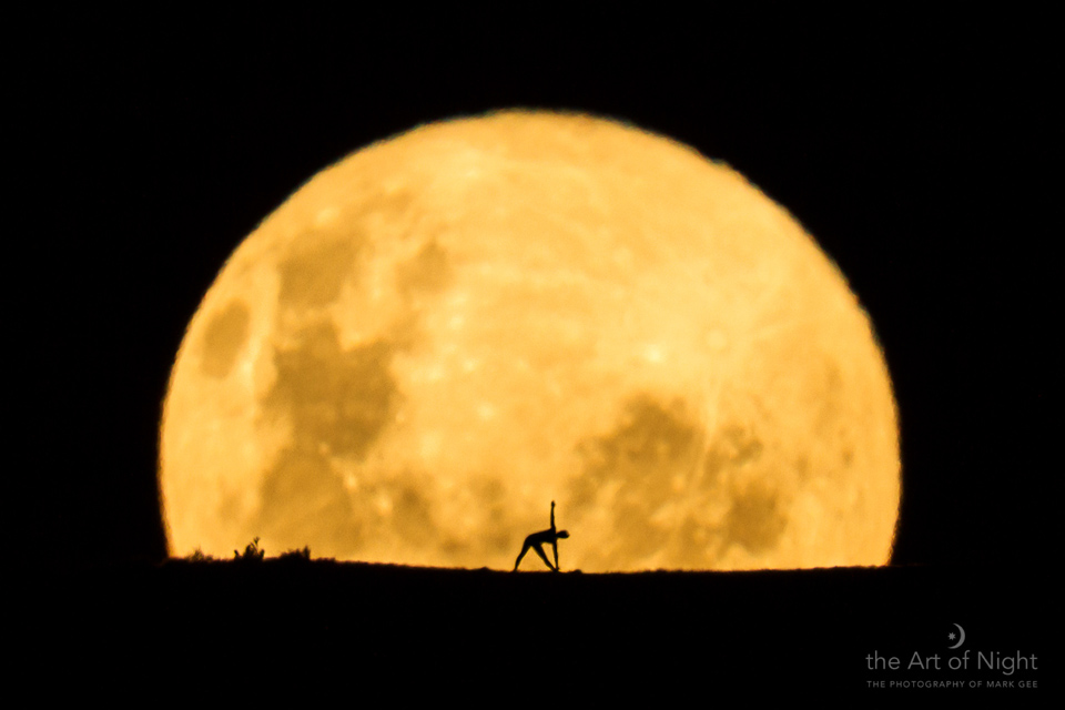 Golden 'Honey Moon' Captured in Gorgeous Photo